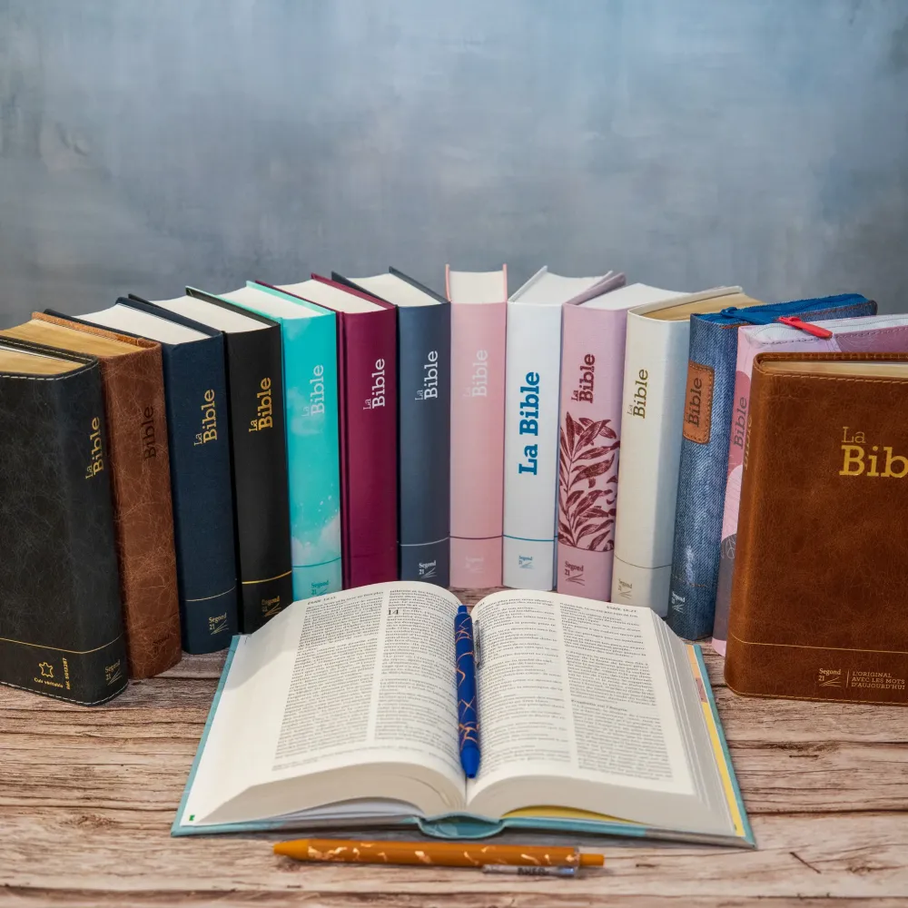 BIBLE SEGOND 21 COMPACTE "PREMIUM STYLE" SOUPLE TOILE BLANCHE NACREE AVEC ONGLETS TRANCHES DOREES